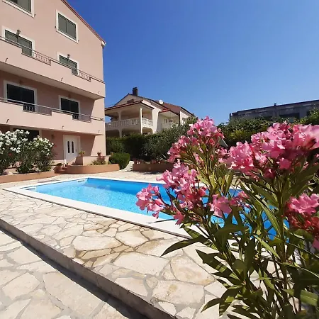 Apartments Lara & Luka *