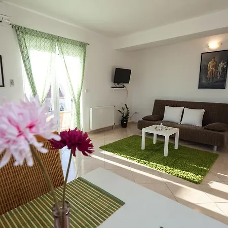 Apartments Lara & Luka *