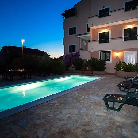 Apartment Apartments Lara & Luka