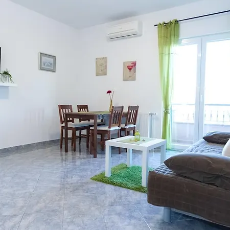 Apartments Lara & Luka *