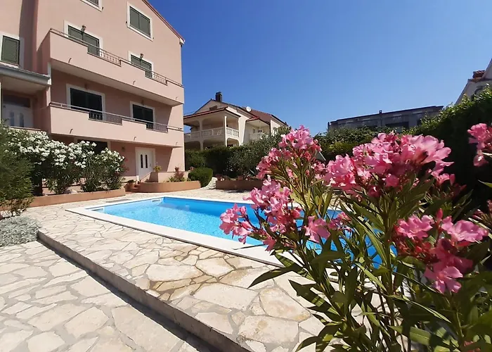 Apartments Lara & Luka *