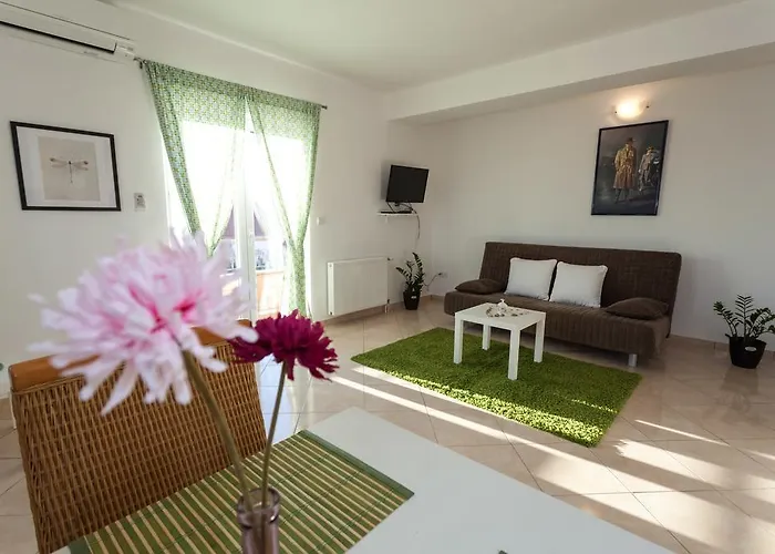 Apartments Lara & Luka *