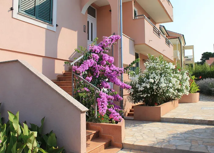 Apartments Lara & Luka