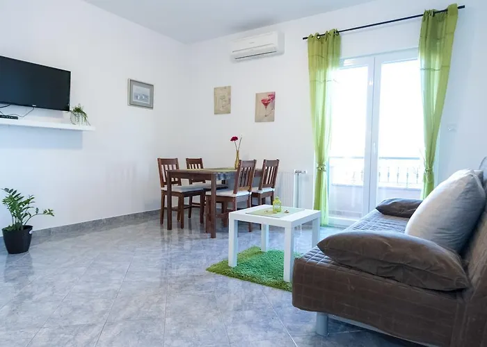 Apartments Lara & Luka *